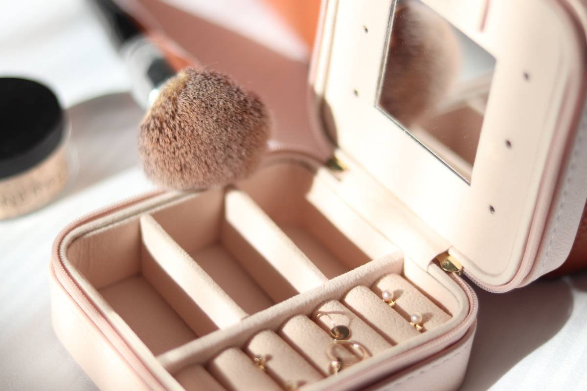 Infographic showing how temperature, light, and humidity affect makeup shelf life in different storage conditions
